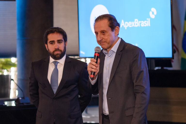 À esquerda, Pedro Guimarães, presidente da ABICS, e Paulo Skaf, presidente da FIESP